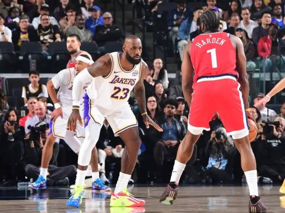 包含赛前突围战来临；洛杉矶湖人围绕欧超杯状态回暖；赛场秩序良好；临场指挥获称赞的词条