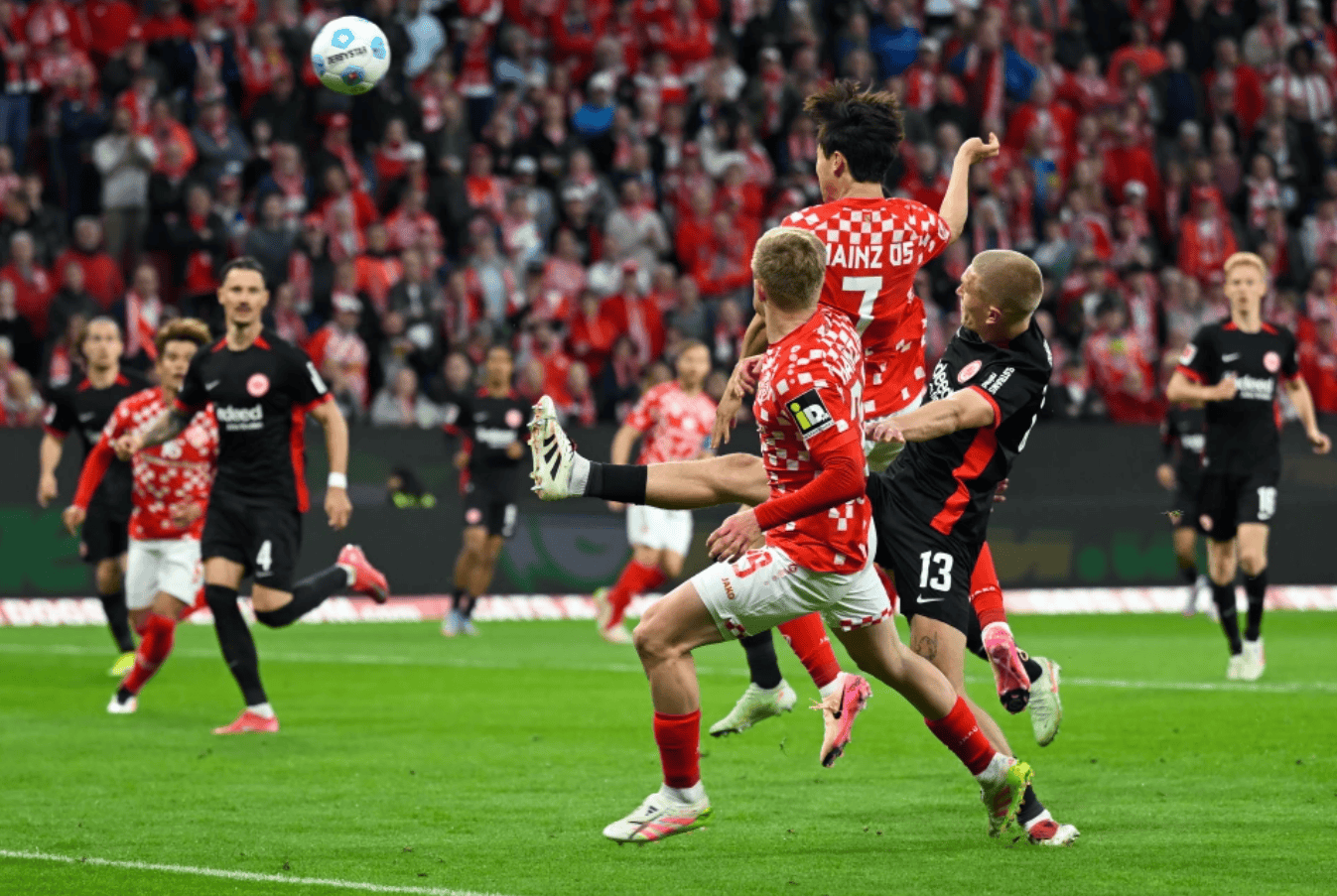 国际比赛日突围战来临；拜仁慕尼黑围绕欧联刷新队史纪录；媒体盛赞；赛程密集仍需轮换的简单介绍