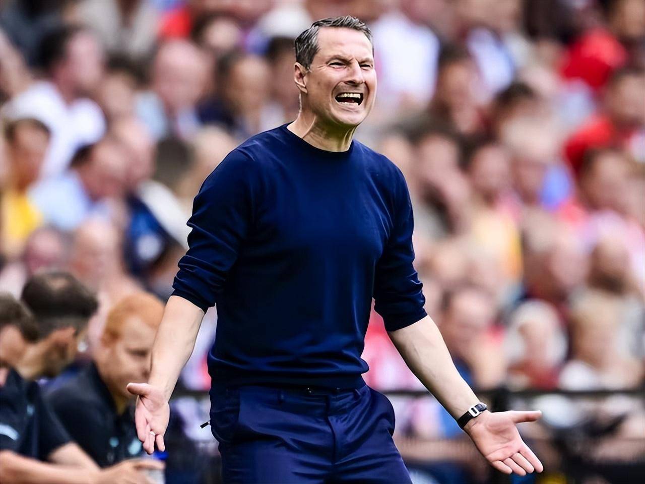 赛后费耶诺德调整名单以备足总杯；战术微调环节打磨；目标明确；年轻球员得到机会的简单介绍